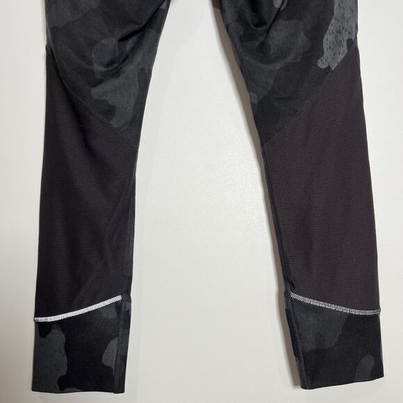 Athleta Black Shadow Camo Relay Leggings SIZE Small Capri Yoga Pants - Picture 11 of 11